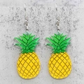 Primer plano de aretes de piña en acrílico con purpurina amarilla y hojas verdes - Estilo Forma Piña (JE1346B)