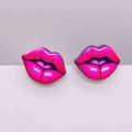 Pendientes de madera con forma de labios rosa vibrante con acabado liso y brillante - Estilo de Labios Rosas (JE1199V)