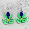Detalle de pendientes máscara Mardi Gras en acrílico verde y azul con brillos de colores - Estilo Máscara de Carnaval (JE1346D)