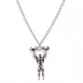 Détail macro du collier pendentif haltérophile argenté avec définition musculaire précise - Style Figure de Culturiste (JE1335D)