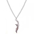 Détail du pendentif cimeterre en argent avec gravures de runes gothiques et bords dentelés - Style Cimeterre (JE1335B)
