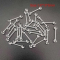 Vista macro di set piercing per lingua in acrilico trasparente misura 1.6x19x5mm su grigio - Piercing per lingua