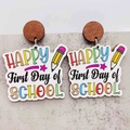 Ξύλινα σκουλαρίκια Happy First Day of School με σχέδιο μολύβια για την πρώτη μέρα - Στυλ Χαρούμενη Πρώτη Μέρα στο Σχολείο (JE1359B)