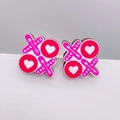 Pendientes de botón XOXO de madera rosa con diseño de corazón para San Valentín - Estilo de Flecha con Corazón XOXO (JE1199AC)