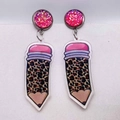 Détail de boucles d'oreilles crayon léopard avec paillettes roses pour enseignants - Style Crayon Léopard (JE1341K)