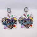 Gros plan des boucles d'oreilles pomme léopard avec texte Happy Teacher's Day et crayon - Style Pomme Léopard (JE1341J)