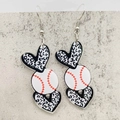 Boucles d'oreilles pendantes en acrylique à motif léopard et baseball avec crochets argentés - Style Baseball Coeur Léopard (JE1109L)