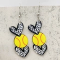 Détail de boucles d'oreilles softball en acrylique avec cœurs léopard et breloques jaunes - Style Softball Coeur Léopard (JE1109K)