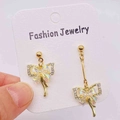 Boucles d'oreilles nœuds dorés asymétriques avec pendentifs irisés et cristaux - Boucles d'Oreilles Nœud Papillon Iridescent Strass Asymétriques Or (JE1408H)