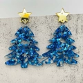 Glitzernde blaue Weihnachtsbaum-Ohrringe aus Acryl mit Stern-Pailletten auf Stein-Hintergrund - Blauer Weihnachtsbaum Stil (JE1375A)