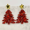 Detail von roten Glitzer-Weihnachtsbaum-Ohrringen mit goldenen Sternen und Pailletten - Roter Weihnachtsbaum Stil (JE1375C)
