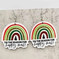 Makroansicht regenbogenförmiger Weihnachts-Ohrringe mit Festtagsgrüßen und Tannenbaum-Motiv - Regenbogen Kiefer (JE1405H)