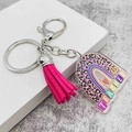 Dettaglio portachiavi arcobaleno insegnante con stampa leopardata e nappa rosa in acrilico - Stile Arcobaleno Vita da Insegnante (JE1389G)
