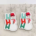 Nahaufnahme der hölzernen Schneemann-Ohrringe mit HO HO HO-Schriftzug und Silberhaken - Schneemann Buchstabe HO (JE1405F)
