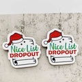 Nahaufnahme der Weihnachts-Ohrhänger mit roter Weihnachtsmütze und Nice List Text - Weihnachtsliste (JE1405E)