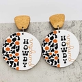 Detalle de pendientes de madera con calabaza de leopardo y texto Howdy Pumpkin - Estilo Calabaza de Leopardo (JE1406A)