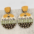 Detalle de pendientes de madera de otoño con hojas de roble y frase Welcome to the NUT HOUSE - Estilo Bienvenido a la Casa de las Nueces (JE1406G)