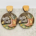 Detalle de pendientes de madera de otoño con texto Hello Fall y motivos de botas - Estilo Hola Otoño (JE1406F)