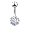 Détail macro du piercing de nombril en acier argenté avec zircon rond serti à griffes - Blanc