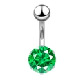 Vue macro d'un piercing de nombril argenté avec un grand zircon vert serti à six griffes - Vert
