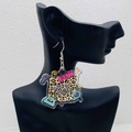 Boucles d'oreilles léopard en acrylique avec texte Thank You Teacher sur modèle noir - Style Merci Léopard (JE1341C)