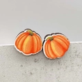 Makro-Detail von kürbisförmigen Holzohrringen mit herbstlichen orangen Farbverläufen - Kürbis-Stil (JE1427E)