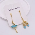 Détail de boucles d'oreilles ballerine asymétriques avec émail bleu et strass - Style Danseuse de Ballet Bleu (JE1424B)