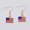 Orecchini a gancio dorati con pendente bandiera americana e strass brillanti incastonati - Stile Bandiera Rettangolare (JE1265Q)