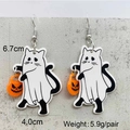 Makroaufnahme der Acryl Halloween-Ohrringe mit Geist-Katze und Kürbis-Laterne Motiv - Gespensterkatze Mit Kürbis (JE1438A)