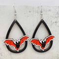 Dettaglio di orecchini a goccia con cornici nere e motivi di pipistrelli rossi di Halloween - Piccolo Pipistrello Rosso e Nero (JE1429U)