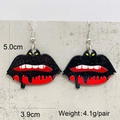Vue détaillée des boucles d'oreilles chauve-souris pailletées noir et rouge - Lèvres de Vampire Rouges et Chauve-Souris Noire (JE1442G)