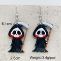 Vue détaillée des boucles d'oreilles faucheuse en acrylique de 6,1 cm et 3,4 g - La Faucheuse avec Faux (JE1442I)