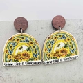 Pendientes de madera con diseño de girasol y texto Shine Like A Sunflower en gris - Estilo Arcoíris de Girasol (JE0943A)