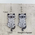 Details der Mumie-Katze Halloween Acryl Ohrringe mit Größenangaben und Gewichtsangabe - Mumien Katze Stil (JE1449D)