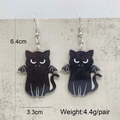 Detail der Halloween Fledermaus-Katzen-Ohrringe mit den Maßen 6,4 cm x 3,3 cm - Fledermaus Schwarze Katze Stil (JE1449B)