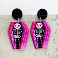Orecchini a bara di Halloween con scheletro rosa e occhi a cuore in acrilico - Stile Teschio Bara (JE1437A)