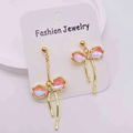 Boucles d'oreilles nœuds roses asymétriques dorées avec des strass brillants - Boucles d'Oreilles Pendantes Nœud Papillon Iridescent Rose Or Asymétriques (JE1408F)