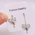 Boucles d'oreilles nœuds asymétriques argentées avec finition holographique et strass - Boucles d'Oreilles Nœud Papillon Iridescent Strass Asymétriques Argent (JE1408G)