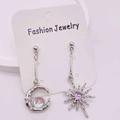 Boucles d'oreilles asymétriques argentées lune et étoile avec perles irisées sur carte - Boucles d'Oreilles Perles Iridescentes Lune Étoile Asymétriques Argent (JE1408I)