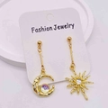 Boucles d'oreilles pendantes asymétriques soleil et lune avec gemmes irisées - Boucles d'Oreilles Irisées Lune Étoile Doré Asymétriques(JE1408J)