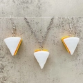 Dreiteiliges Schmuckset mit Candy Corn Harzanhängern auf texturiertem Steinuntergrund - Gelbe Zuckermais Ohrringe Und Halskette (JE1485M1)