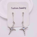 Boucles d'oreilles pendantes argentées avec pendentif étoile à quatre branches et pierre - Boucles d'Oreilles Pendantes Pierre Iridescente Étoile Argent (JE1408K)