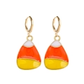 Detail der Candy Corn Ohrhänger mit festlicher weißer oranger und gelber Emaille - Standard Zuckermais (JE1117C)