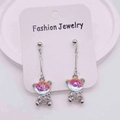 Boucles d'oreilles pendantes ours argenté et perle aurore sur carte à bijoux - Boucles d'Oreilles Pendantes Perles Iridescentes Ours Argent (JE1408O)