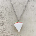 Detailopname van de hars driehoekige cake hanger aan een zilveren metalen ketting - Meerkleurige Taart Ketting (JE1485D)