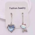 Boucles d'oreilles asymétriques cœur et ours aux reflets bleu-violet irisés aurore - Boucles d'Oreilles Longues Perles Iridescentes Cœur Ours Asymétriques (JE1408P)