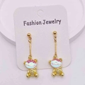 Boucles d'oreilles ours dorées avec cristaux colorés sur carte de présentation blanche - Boucles d'Oreilles Longues Pendantes Ornement Iridescent Ours Or (JE1408R)