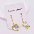 Boucles d'oreilles asymétriques dorées avec un cœur coloré et un petit ours mignon - Boucles d'Oreilles Pendantes Cœur Ours Iridescent Asymétriques Or (JE1408S)