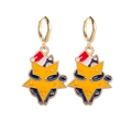 Orecchini di Natale a pendente con un procione che tiene una stella gialla su sfondo bianco - Stile gatto nero che tiene la stella (JE1515D)