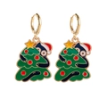 Dettaglio di orecchini a cerchio di Natale con un gatto nero che abbraccia l'albero di Natale - Stile gatto nero che tiene l'albero di Natale (JE1515A)